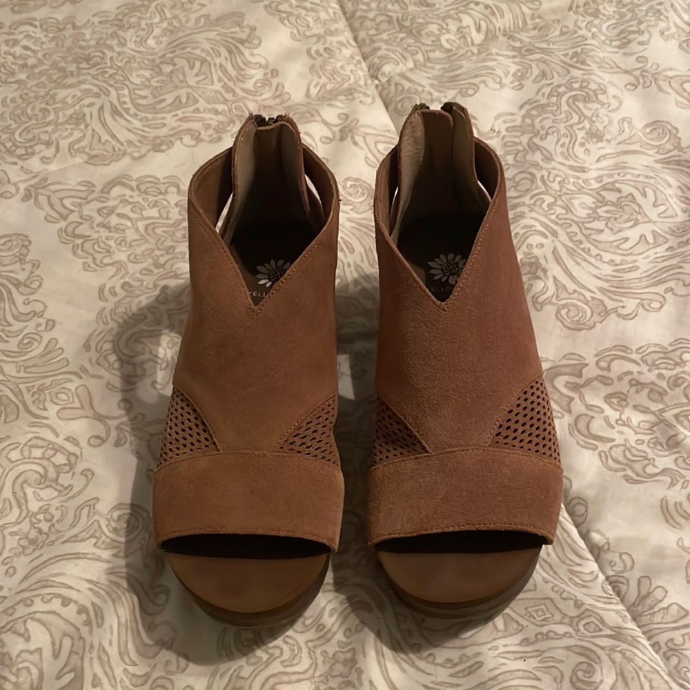 Yellowbox Sandals size 7.5 ~ tan ~ great condition